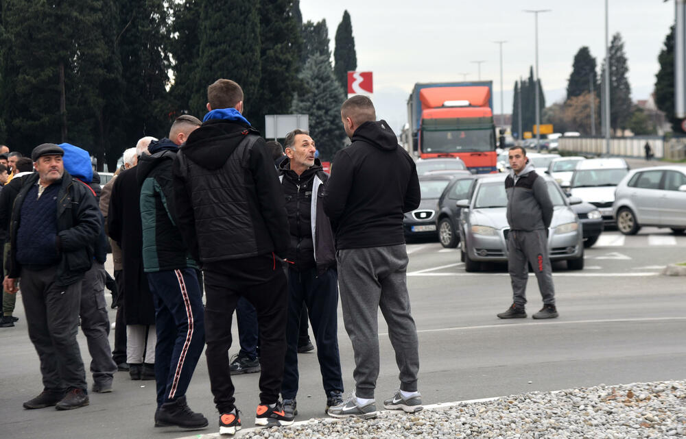<p>Na skupu je bio i predsjednik Opštine Zeta Mihailo Asanović</p>  <p>Poslanik i lider Demokratske narodne partije (DNP) Milan Knežević bio je prisutan, ali je kazao da neće davati izjave</p>