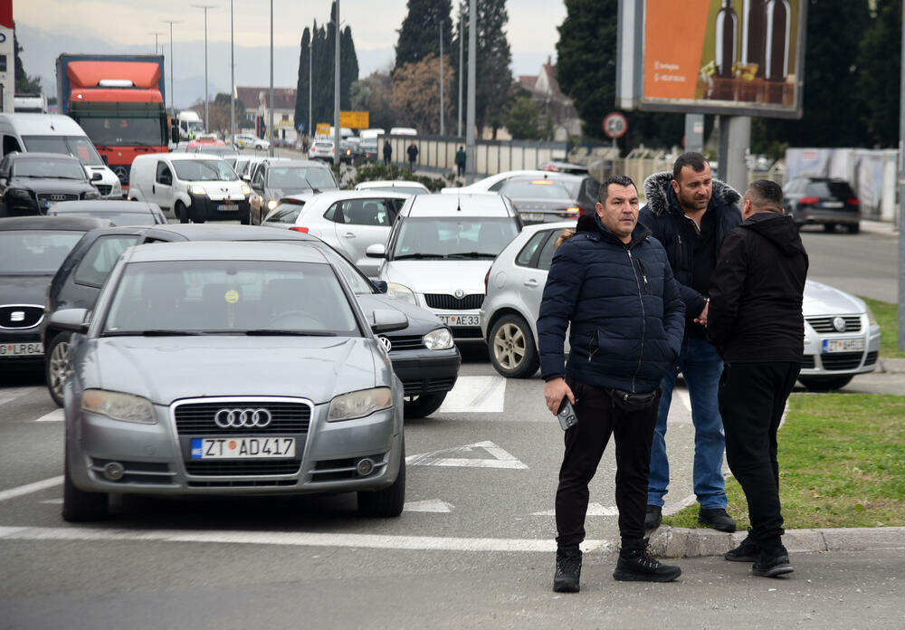 <p>Na skupu je bio i predsjednik Opštine Zeta Mihailo Asanović</p>  <p>Poslanik i lider Demokratske narodne partije (DNP) Milan Knežević bio je prisutan, ali je kazao da neće davati izjave</p>