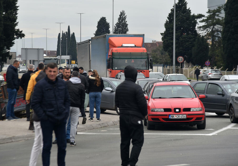 <p>Na skupu je bio i predsjednik Opštine Zeta Mihailo Asanović</p>  <p>Poslanik i lider Demokratske narodne partije (DNP) Milan Knežević bio je prisutan, ali je kazao da neće davati izjave</p>