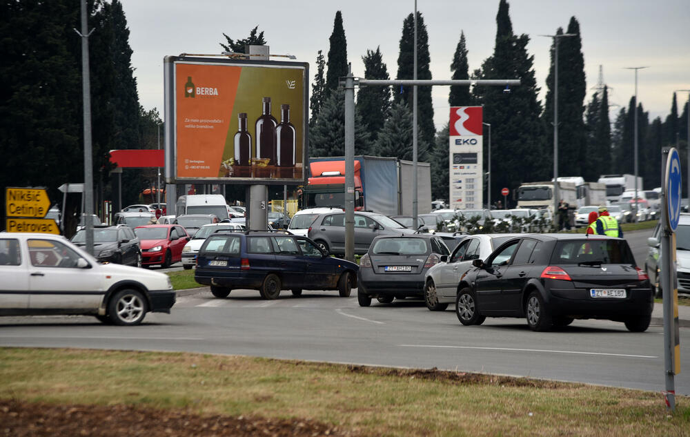 <p>Na skupu je bio i predsjednik Opštine Zeta Mihailo Asanović</p>  <p>Poslanik i lider Demokratske narodne partije (DNP) Milan Knežević bio je prisutan, ali je kazao da neće davati izjave</p>