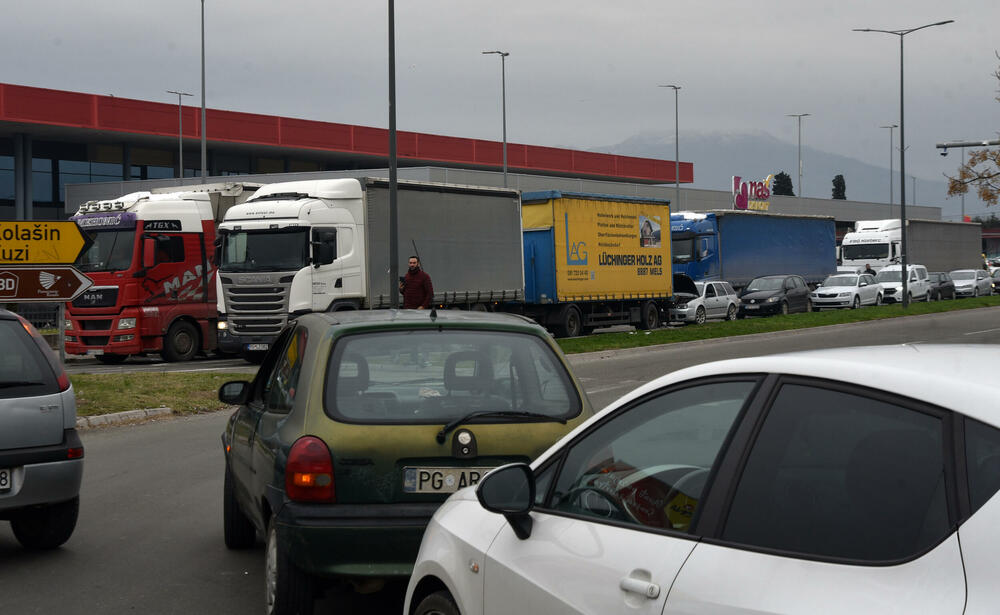 <p>Na skupu je bio i predsjednik Opštine Zeta Mihailo Asanović</p>  <p>Poslanik i lider Demokratske narodne partije (DNP) Milan Knežević bio je prisutan, ali je kazao da neće davati izjave</p>