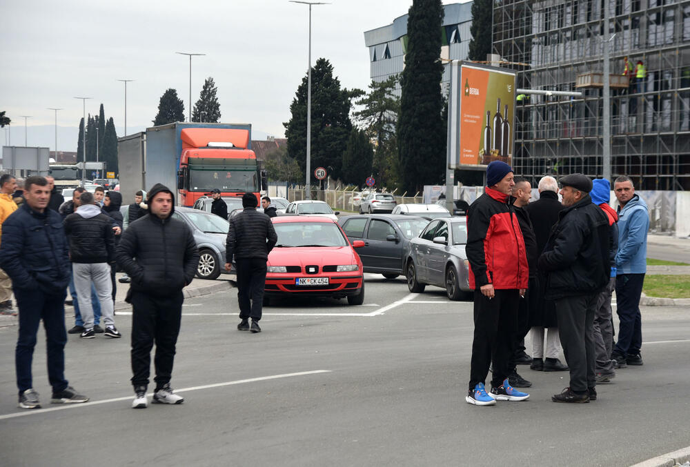 <p>Na skupu je bio i predsjednik Opštine Zeta Mihailo Asanović</p>  <p>Poslanik i lider Demokratske narodne partije (DNP) Milan Knežević bio je prisutan, ali je kazao da neće davati izjave</p>
