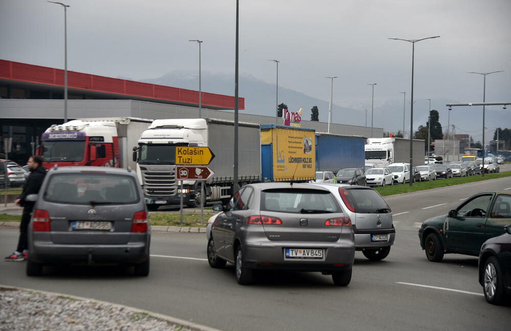 <p>Na skupu je bio i predsjednik Opštine Zeta Mihailo Asanović</p>  <p>Poslanik i lider Demokratske narodne partije (DNP) Milan Knežević bio je prisutan, ali je kazao da neće davati izjave</p>