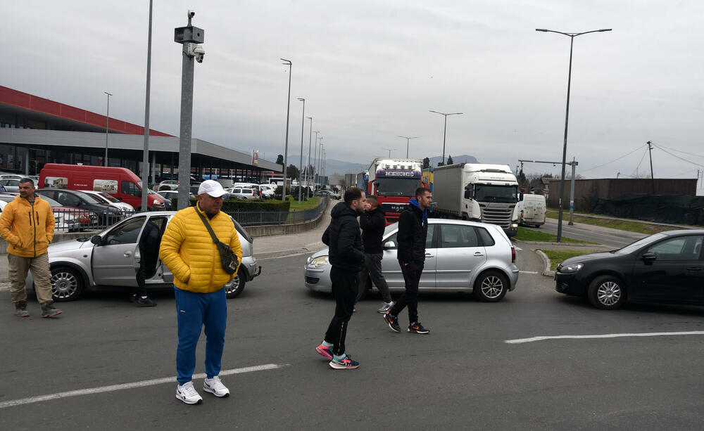 <p>Na skupu je bio i predsjednik Opštine Zeta Mihailo Asanović</p>  <p>Poslanik i lider Demokratske narodne partije (DNP) Milan Knežević bio je prisutan, ali je kazao da neće davati izjave</p>