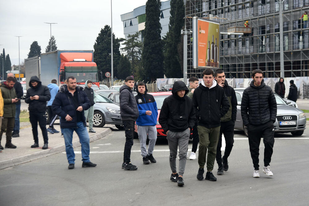 <p>Na skupu je bio i predsjednik Opštine Zeta Mihailo Asanović</p>  <p>Poslanik i lider Demokratske narodne partije (DNP) Milan Knežević bio je prisutan, ali je kazao da neće davati izjave</p>