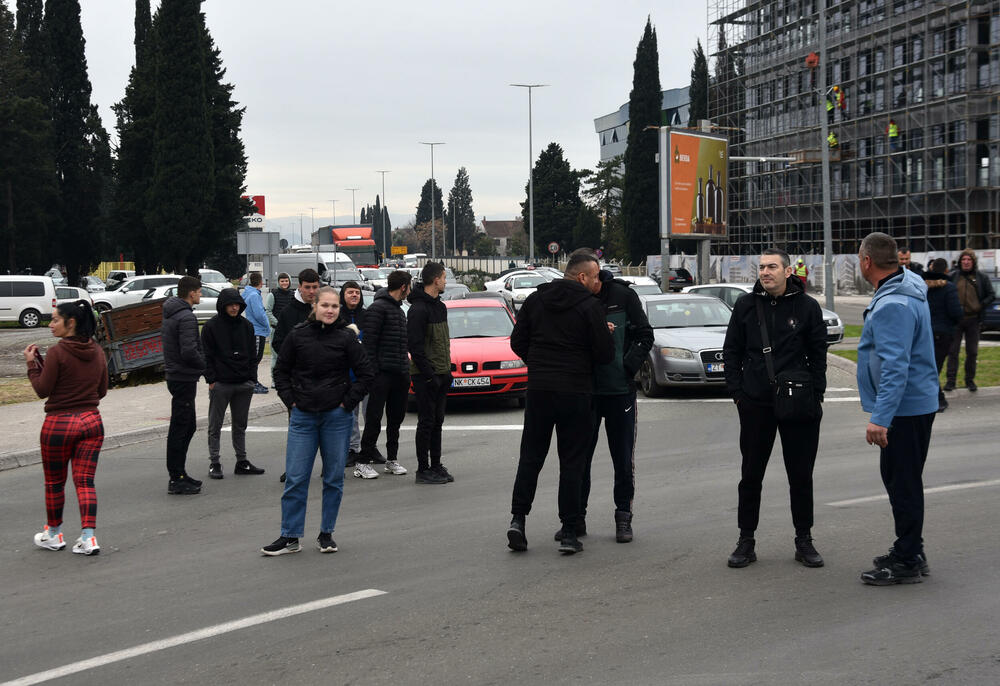 <p>Na skupu je bio i predsjednik Opštine Zeta Mihailo Asanović</p>  <p>Poslanik i lider Demokratske narodne partije (DNP) Milan Knežević bio je prisutan, ali je kazao da neće davati izjave</p>