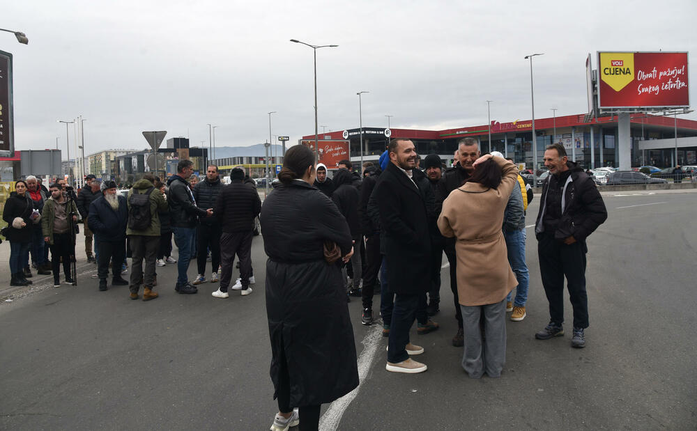 <p>Na skupu je bio i predsjednik Opštine Zeta Mihailo Asanović</p>  <p>Poslanik i lider Demokratske narodne partije (DNP) Milan Knežević bio je prisutan, ali je kazao da neće davati izjave</p>