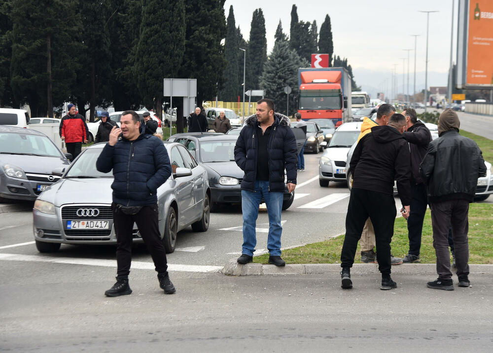 <p>Na skupu je bio i predsjednik Opštine Zeta Mihailo Asanović</p>  <p>Poslanik i lider Demokratske narodne partije (DNP) Milan Knežević bio je prisutan, ali je kazao da neće davati izjave</p>