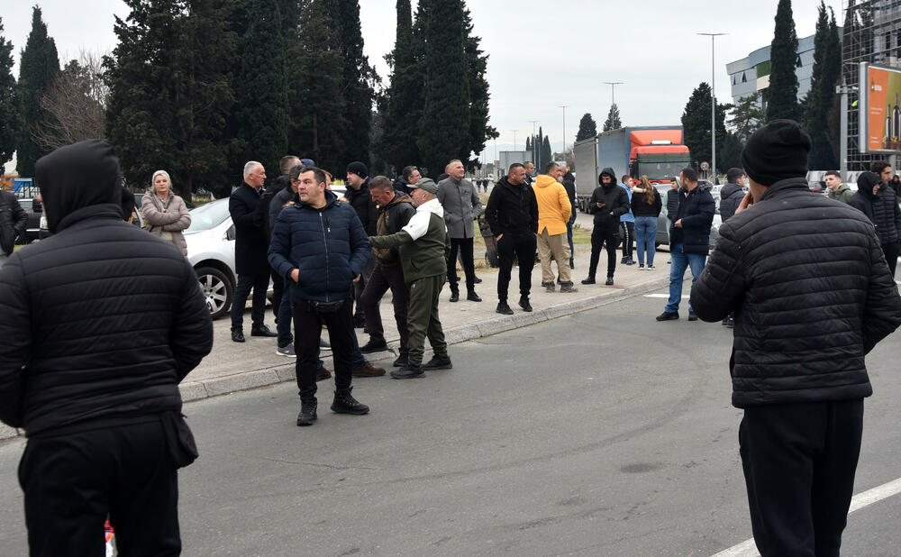 <p>Na skupu je bio i predsjednik Opštine Zeta Mihailo Asanović</p>  <p>Poslanik i lider Demokratske narodne partije (DNP) Milan Knežević bio je prisutan, ali je kazao da neće davati izjave</p>