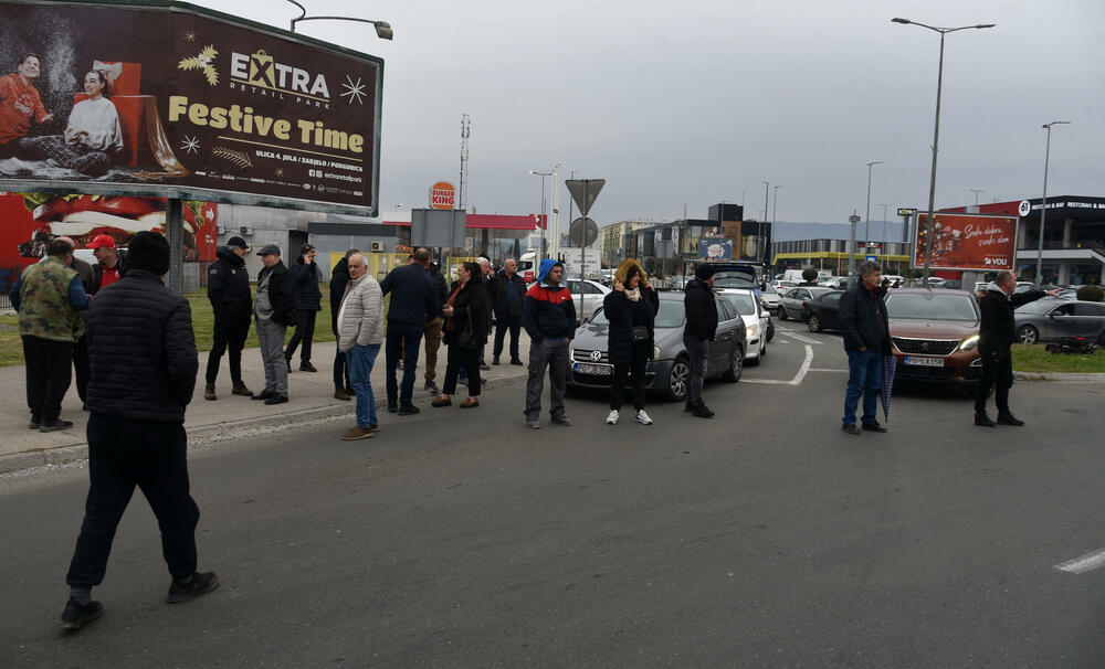 <p>Na skupu je bio i predsjednik Opštine Zeta Mihailo Asanović</p>  <p>Poslanik i lider Demokratske narodne partije (DNP) Milan Knežević bio je prisutan, ali je kazao da neće davati izjave</p>