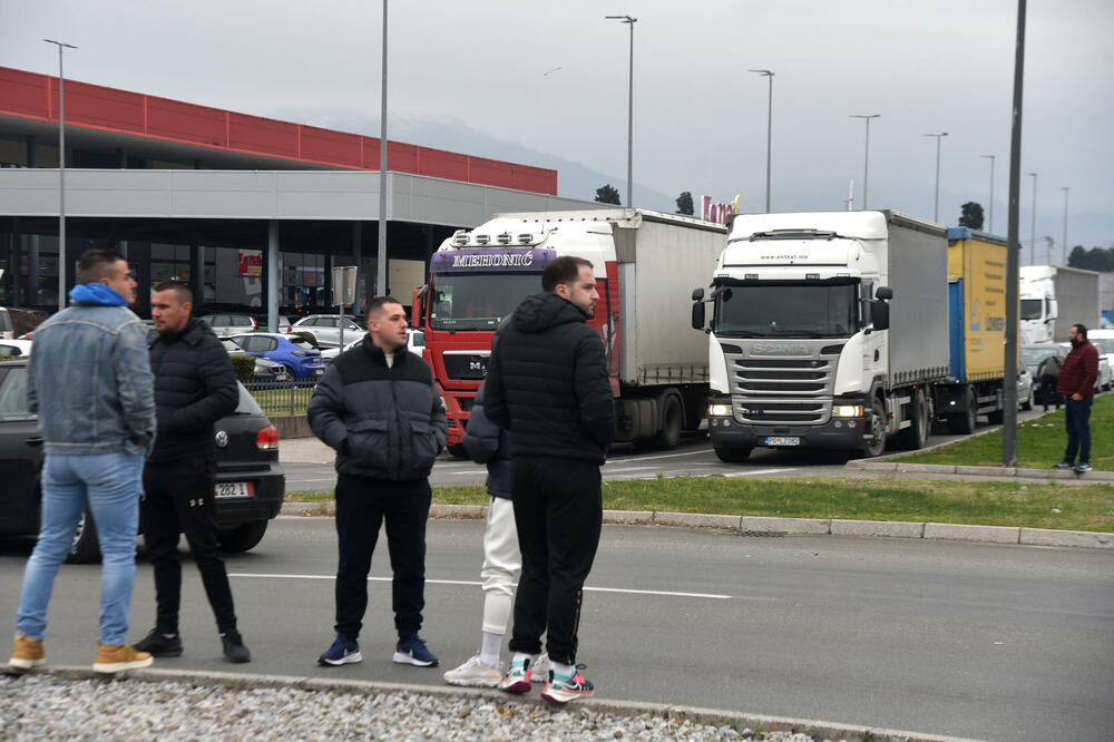 <p>Na skupu je bio i predsjednik Opštine Zeta Mihailo Asanović</p>  <p>Poslanik i lider Demokratske narodne partije (DNP) Milan Knežević bio je prisutan, ali je kazao da neće davati izjave</p>