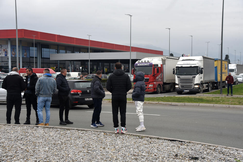 <p>Na skupu je bio i predsjednik Opštine Zeta Mihailo Asanović</p>  <p>Poslanik i lider Demokratske narodne partije (DNP) Milan Knežević bio je prisutan, ali je kazao da neće davati izjave</p>