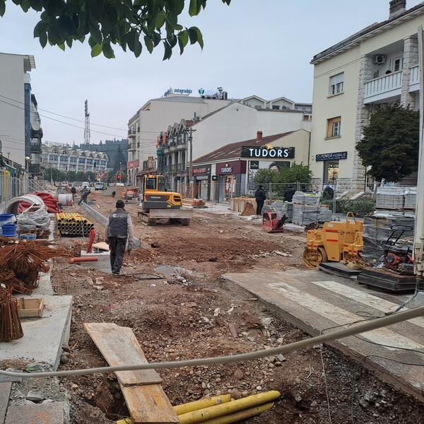 В связи с задержкой работ на участке улицы Слободе, Агентство по строительству и...