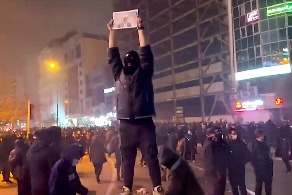 Demonstrant drži fotografiju prestolonasljednika Reze Pahlavija na trgu u sjeverozapadnom Teheranu, 9. januara, Foto: Public domain