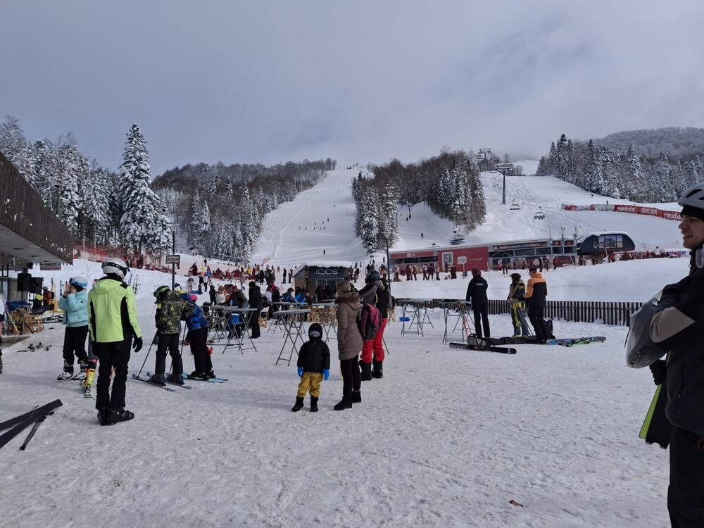 <p>Visina snijega u podnožju staza iznosi oko pola metra</p>