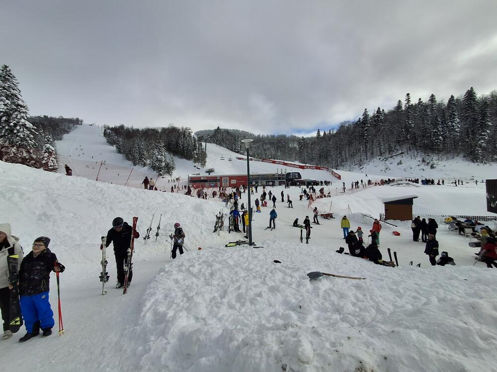 <p>Visina snijega u podnožju staza iznosi oko pola metra</p>