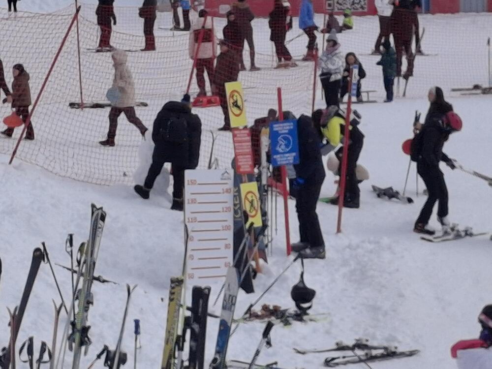 <p>Visina snijega u podnožju staza iznosi oko pola metra</p>