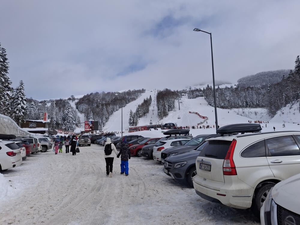 <p>Visina snijega u podnožju staza iznosi oko pola metra</p>