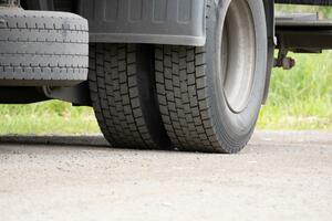 Policija isključila iz saobraćaja tri kamiona napunjena šljunkom...