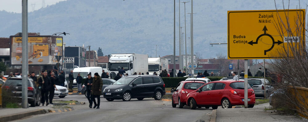 <p>Mještani Botuna poručili da će nenajavljene blokade više frekventnih raskrsnica biti nastavljene sve dok se ne povuče mehanizacija iz industrijske zone KAP-a i ne odustane od izgradnje postrojenja za prečišćavanje otpadnih voda</p>
