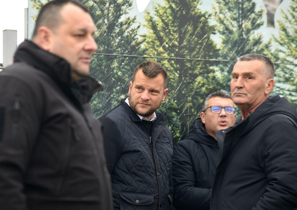 <p>Mještani Botuna poručili da će nenajavljene blokade više frekventnih raskrsnica biti nastavljene sve dok se ne povuče mehanizacija iz industrijske zone KAP-a i ne odustane od izgradnje postrojenja za prečišćavanje otpadnih voda</p>