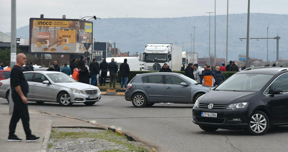 <p>Mještani Botuna poručili da će nenajavljene blokade više frekventnih raskrsnica biti nastavljene sve dok se ne povuče mehanizacija iz industrijske zone KAP-a i ne odustane od izgradnje postrojenja za prečišćavanje otpadnih voda</p>