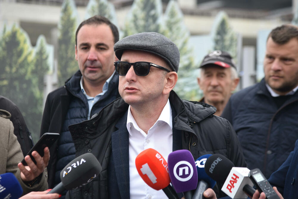 <p>Mještani Botuna poručili da će nenajavljene blokade više frekventnih raskrsnica biti nastavljene sve dok se ne povuče mehanizacija iz industrijske zone KAP-a i ne odustane od izgradnje postrojenja za prečišćavanje otpadnih voda</p>