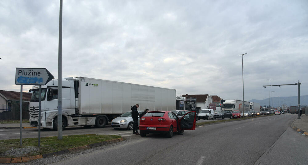 <p>Mještani Botuna poručili da će nenajavljene blokade više frekventnih raskrsnica biti nastavljene sve dok se ne povuče mehanizacija iz industrijske zone KAP-a i ne odustane od izgradnje postrojenja za prečišćavanje otpadnih voda</p>