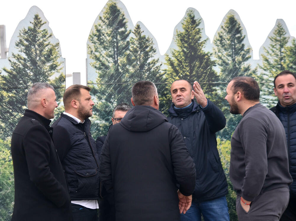 <p>Mještani Botuna poručili da će nenajavljene blokade više frekventnih raskrsnica biti nastavljene sve dok se ne povuče mehanizacija iz industrijske zone KAP-a i ne odustane od izgradnje postrojenja za prečišćavanje otpadnih voda</p>