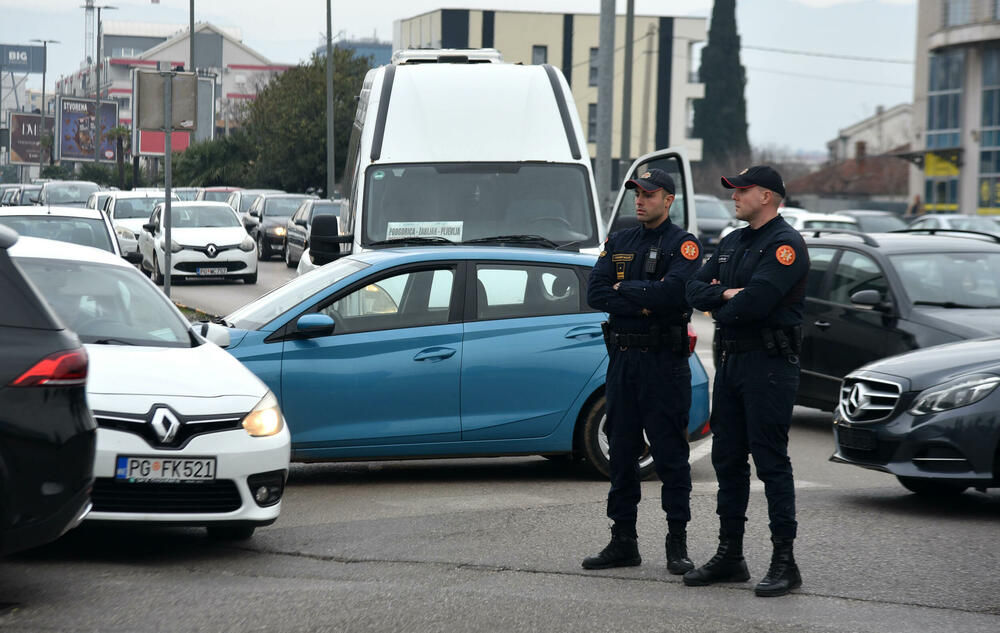 <p>Mještani Botuna poručili da će nenajavljene blokade više frekventnih raskrsnica biti nastavljene sve dok se ne povuče mehanizacija iz industrijske zone KAP-a i ne odustane od izgradnje postrojenja za prečišćavanje otpadnih voda</p>