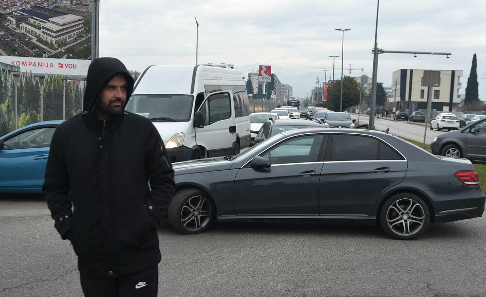 <p>Mještani Botuna poručili da će nenajavljene blokade više frekventnih raskrsnica biti nastavljene sve dok se ne povuče mehanizacija iz industrijske zone KAP-a i ne odustane od izgradnje postrojenja za prečišćavanje otpadnih voda</p>