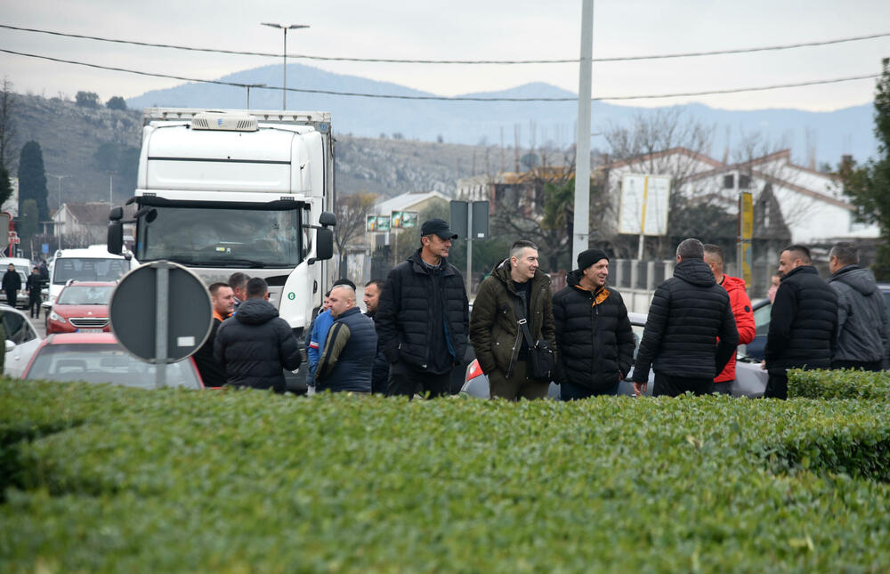 <p>Mještani Botuna poručili da će nenajavljene blokade više frekventnih raskrsnica biti nastavljene sve dok se ne povuče mehanizacija iz industrijske zone KAP-a i ne odustane od izgradnje postrojenja za prečišćavanje otpadnih voda</p>
