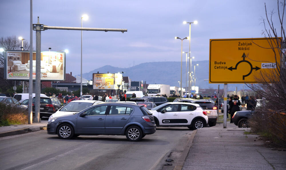 <p>Mještani Botuna poručili da će nenajavljene blokade više frekventnih raskrsnica biti nastavljene sve dok se ne povuče mehanizacija iz industrijske zone KAP-a i ne odustane od izgradnje postrojenja za prečišćavanje otpadnih voda</p>