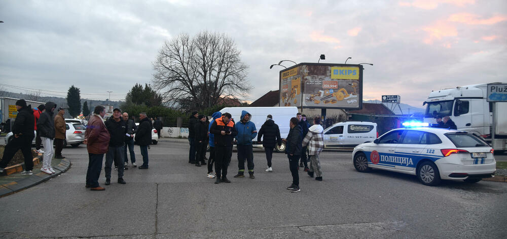 <p>Mještani Botuna poručili da će nenajavljene blokade više frekventnih raskrsnica biti nastavljene sve dok se ne povuče mehanizacija iz industrijske zone KAP-a i ne odustane od izgradnje postrojenja za prečišćavanje otpadnih voda</p>