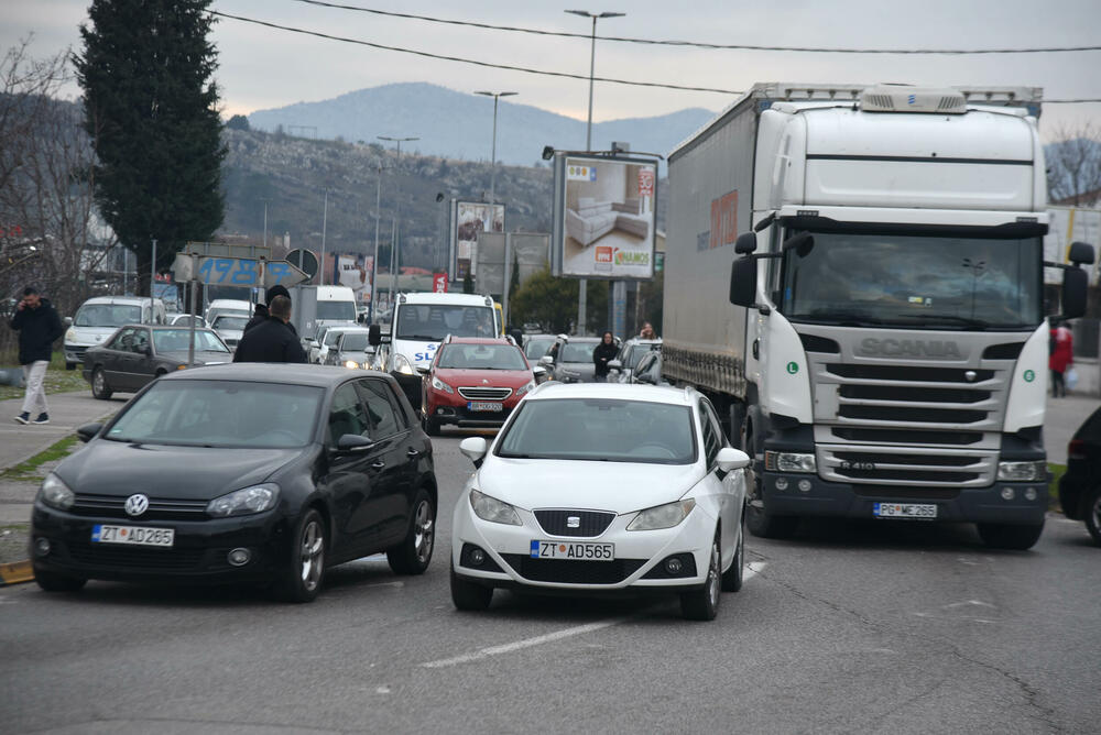 <p>Mještani Botuna poručili da će nenajavljene blokade više frekventnih raskrsnica biti nastavljene sve dok se ne povuče mehanizacija iz industrijske zone KAP-a i ne odustane od izgradnje postrojenja za prečišćavanje otpadnih voda</p>