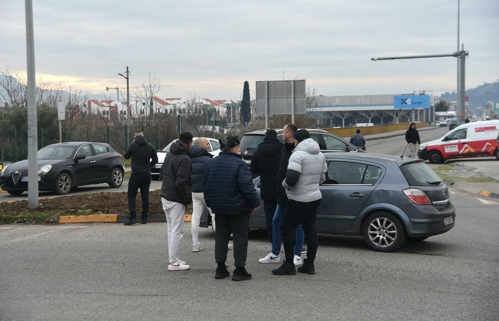 <p>Mještani Botuna poručili da će nenajavljene blokade više frekventnih raskrsnica biti nastavljene sve dok se ne povuče mehanizacija iz industrijske zone KAP-a i ne odustane od izgradnje postrojenja za prečišćavanje otpadnih voda</p>