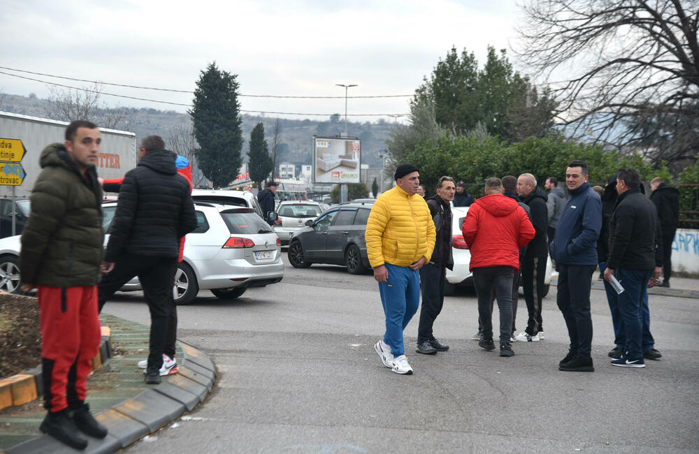 <p>Mještani Botuna poručili da će nenajavljene blokade više frekventnih raskrsnica biti nastavljene sve dok se ne povuče mehanizacija iz industrijske zone KAP-a i ne odustane od izgradnje postrojenja za prečišćavanje otpadnih voda</p>