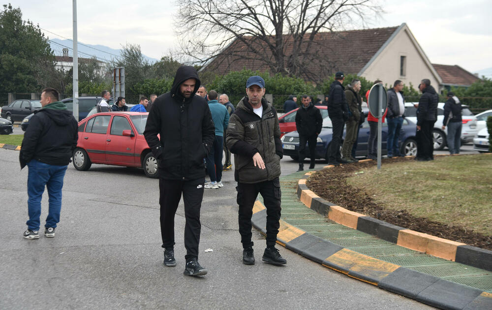 <p>Mještani Botuna poručili da će nenajavljene blokade više frekventnih raskrsnica biti nastavljene sve dok se ne povuče mehanizacija iz industrijske zone KAP-a i ne odustane od izgradnje postrojenja za prečišćavanje otpadnih voda</p>