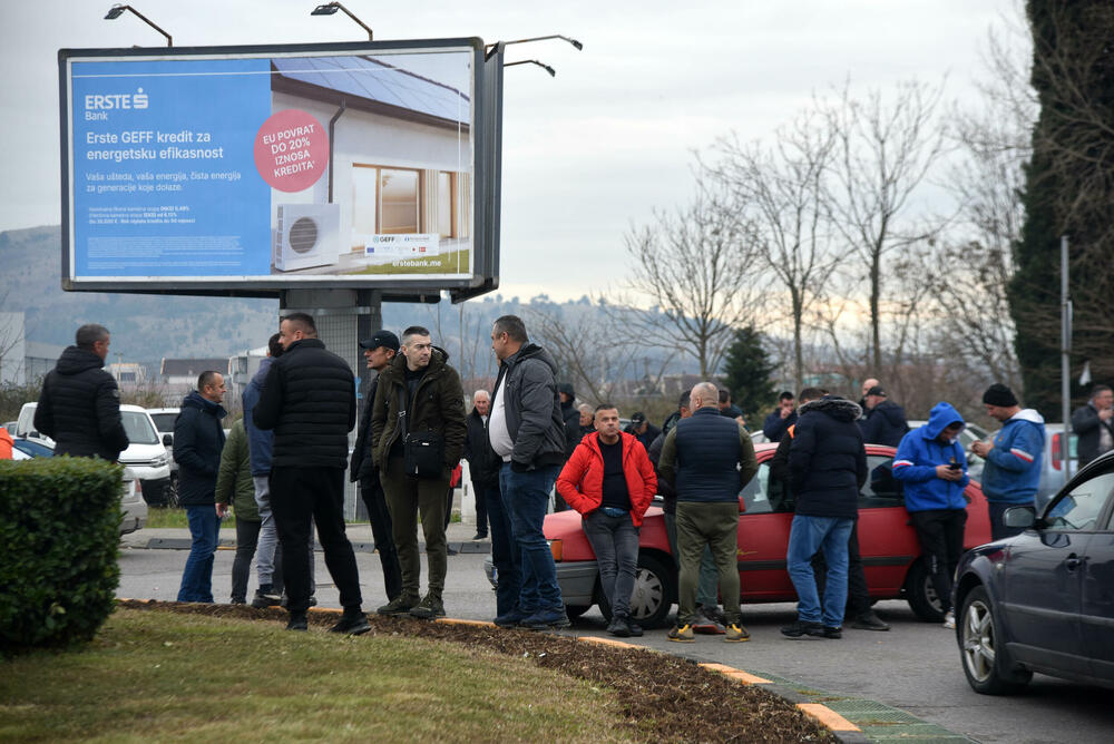 <p>Mještani Botuna poručili da će nenajavljene blokade više frekventnih raskrsnica biti nastavljene sve dok se ne povuče mehanizacija iz industrijske zone KAP-a i ne odustane od izgradnje postrojenja za prečišćavanje otpadnih voda</p>