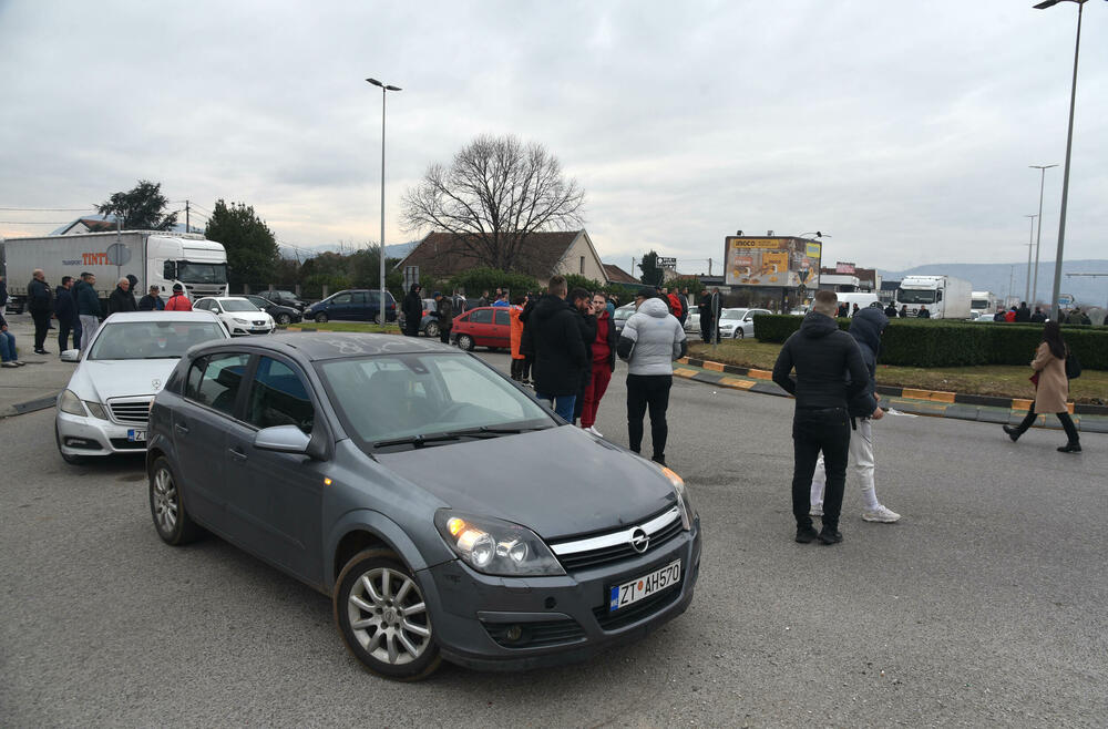 <p>Mještani Botuna poručili da će nenajavljene blokade više frekventnih raskrsnica biti nastavljene sve dok se ne povuče mehanizacija iz industrijske zone KAP-a i ne odustane od izgradnje postrojenja za prečišćavanje otpadnih voda</p>