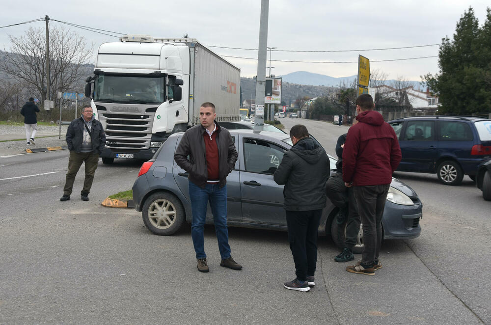 <p>Mještani Botuna poručili da će nenajavljene blokade više frekventnih raskrsnica biti nastavljene sve dok se ne povuče mehanizacija iz industrijske zone KAP-a i ne odustane od izgradnje postrojenja za prečišćavanje otpadnih voda</p>