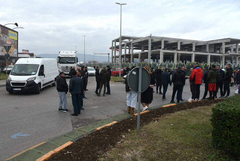 <p>Mještani Botuna poručili da će nenajavljene blokade više frekventnih raskrsnica biti nastavljene sve dok se ne povuče mehanizacija iz industrijske zone KAP-a i ne odustane od izgradnje postrojenja za prečišćavanje otpadnih voda</p>
