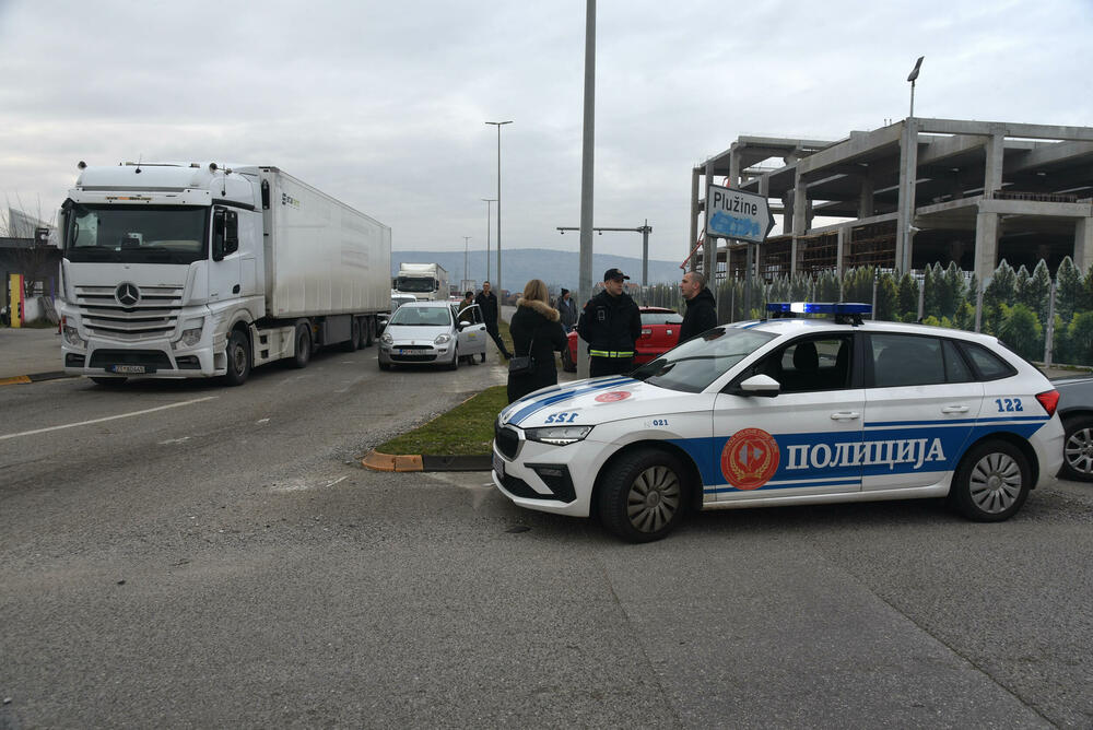 <p>Mještani Botuna poručili da će nenajavljene blokade više frekventnih raskrsnica biti nastavljene sve dok se ne povuče mehanizacija iz industrijske zone KAP-a i ne odustane od izgradnje postrojenja za prečišćavanje otpadnih voda</p>