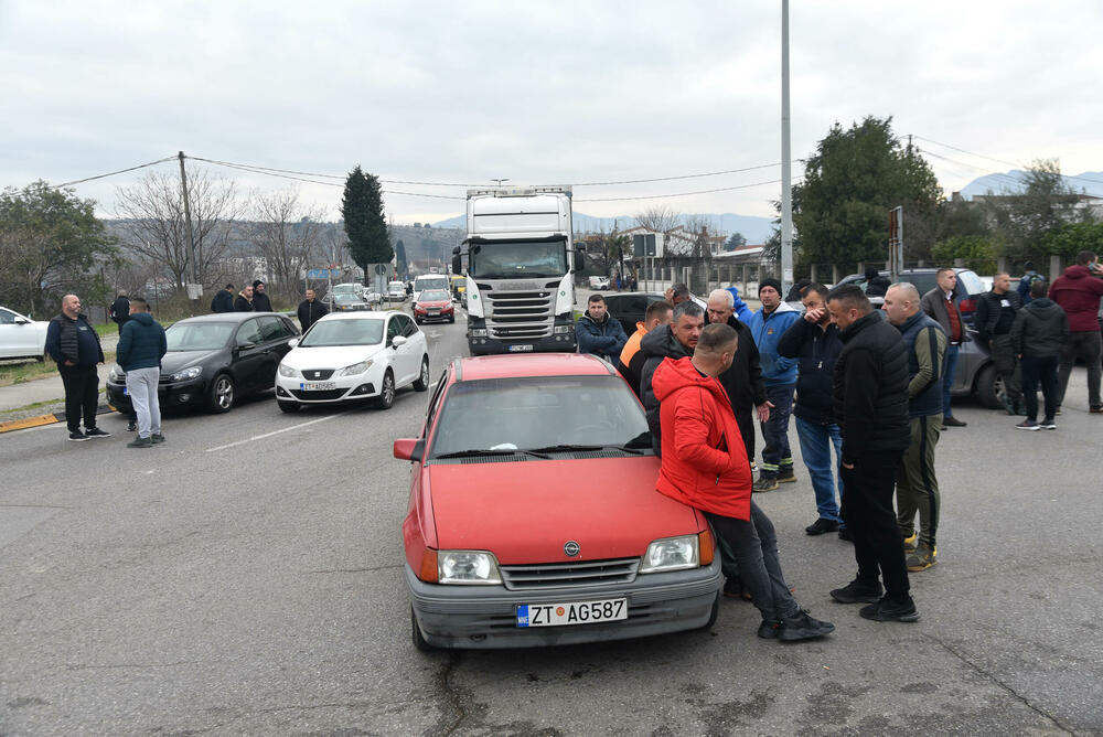 <p>Mještani Botuna poručili da će nenajavljene blokade više frekventnih raskrsnica biti nastavljene sve dok se ne povuče mehanizacija iz industrijske zone KAP-a i ne odustane od izgradnje postrojenja za prečišćavanje otpadnih voda</p>