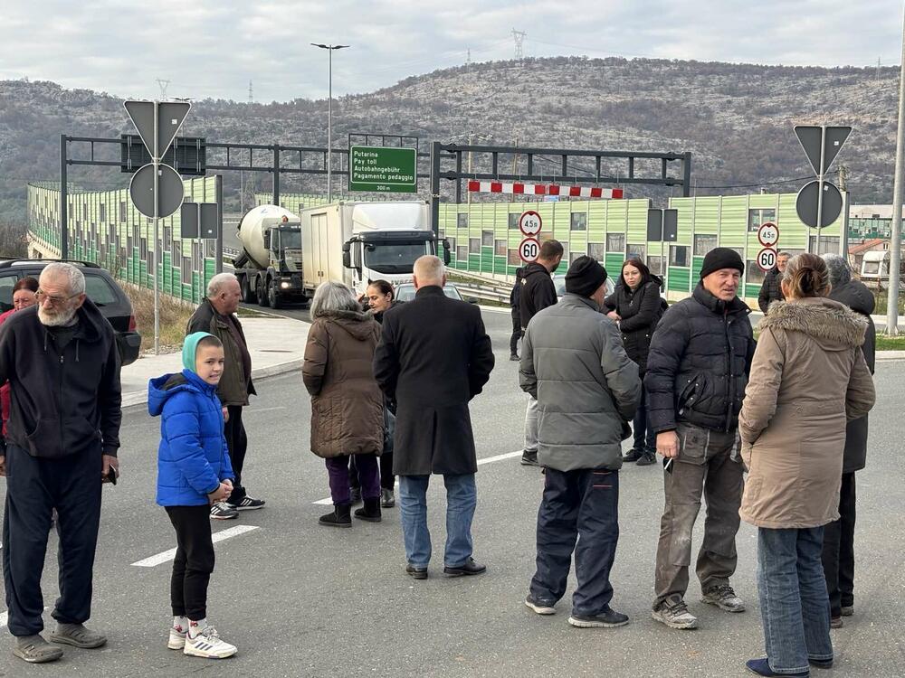 <p>Predsjednik Opštine Zeta Mihailo Asanović poručio je sa blokade u Donjoj Gorici da će se protestne blokade, po svemu sudeći, nastaviti</p>