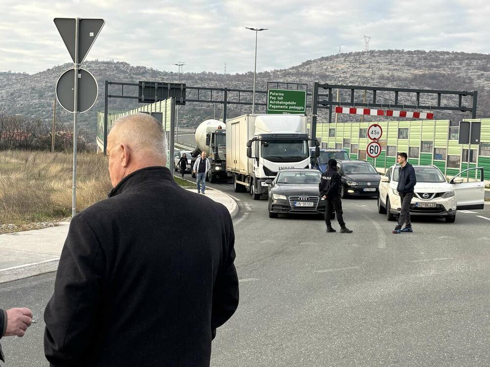 <p>Predsjednik Opštine Zeta Mihailo Asanović poručio je sa blokade u Donjoj Gorici da će se protestne blokade, po svemu sudeći, nastaviti</p>