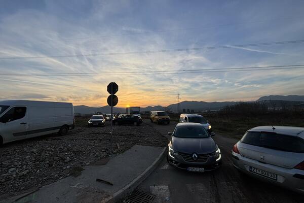 Donja Gorica'da abluka sırasında yaşanan olay: Bir araç geçmeye çalıştı...