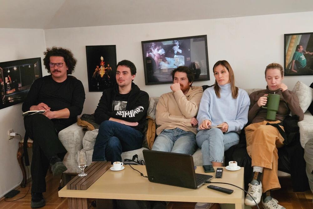 Radonjić (lijevo) sa dijelom ansambla, Foto: Kraljevsko pozorište Zetski dom