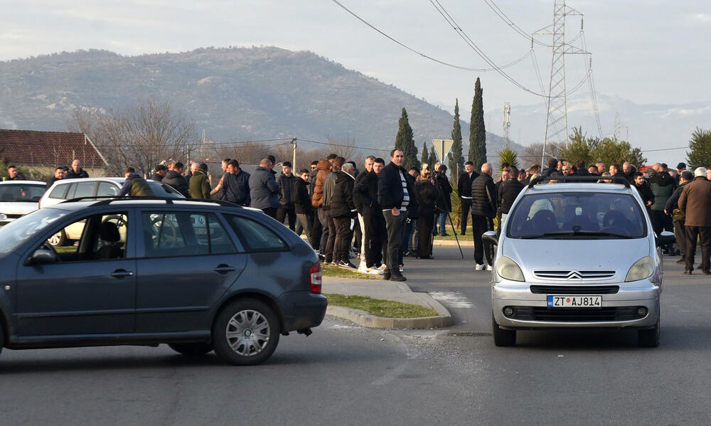 <p>Predsjednik Opštine Zeta Mihailo Asanović poručio je sa blokade u Donjoj Gorici da će se protestne blokade, po svemu sudeći, nastaviti</p>