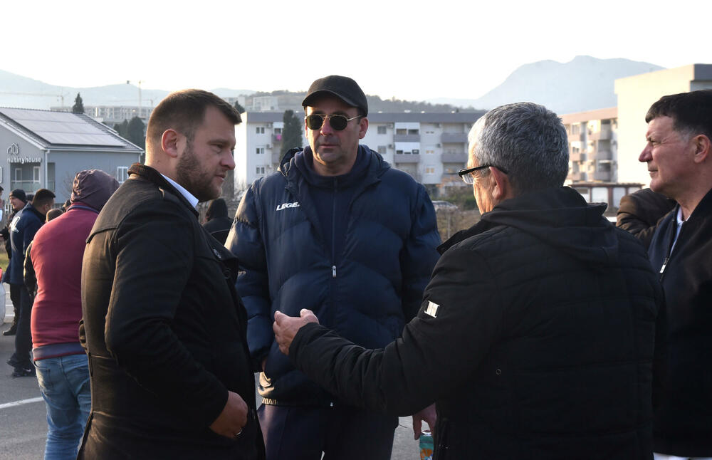 <p>Predsjednik Opštine Zeta Mihailo Asanović poručio je sa blokade u Donjoj Gorici da će se protestne blokade, po svemu sudeći, nastaviti</p>